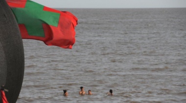 Roja con cruz verde: una nueva “bandera sanitaria” prohibirá bañarse en el Río de la Plata por presencia de cianobacterias