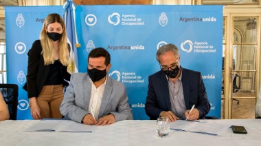 Firmaron un convenio entre la CNRT y la Agencia Nacional de Discapacidad para la instalación de tótems digitales que permiten reservar pasajes