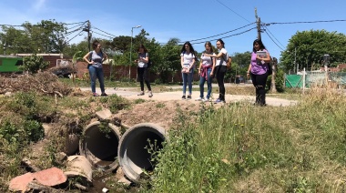 Estudiantes de Ingeniería analizan problemas de saneamiento hídrico junto a vecinos y vecinas en el barrio El Retiro