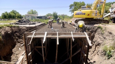 Garro recorrió la obra que está en proceso de ejecución en el puente ubicado sobre el Arroyo Garibaldi