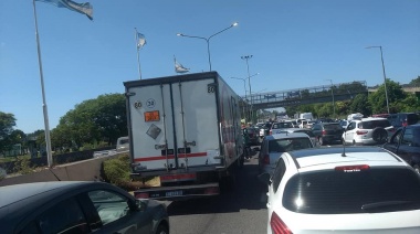 Manifestantes realizaron un corte total en la Autopista La Plata - Buenos Aires