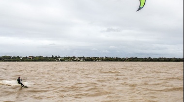 Buscan a un hombre que desapareció mientras practicaba kitesurf en Hudson 