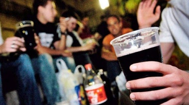 Según un relevamiento realizado sobre 1000 jóvenes, el 30 % comenzó a tomar alcohol a los 14 años