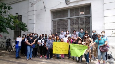 La comunidad educativa del colegio Comercial San Martín expresó en la calle su rechazo al traslado a Los Hornos