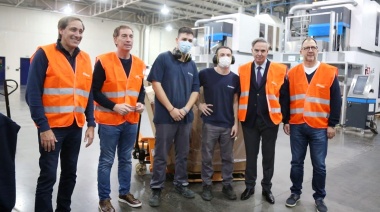 Garro y Santilli visitaron a una empresa de moldes de gaseosas ubicada en el Parque Industrial I de La Plata