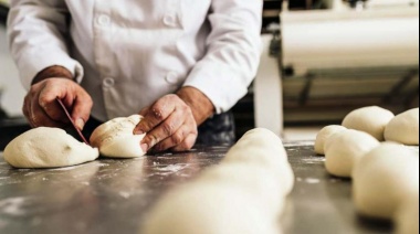 La Secretaría de Comercio Interior y dirigentes panaderos acordaron estabilizar el precio del pan entre los 220 y 270 pesos