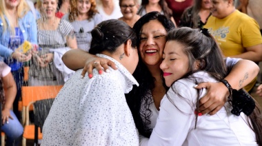 Después de doce años de estar en pareja dos mujeres de 26 años se casaron en la Unidad 8 de La Plata