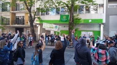 300 trabajadores de la Línea 148 de la Provincia están reclamando "estabilidad laboral y salarios que superen a la inflación"