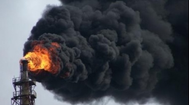 Se apagó el fósforo de la destilería de YPF envuelto en una cortina de humo y hubo momentos de tensión