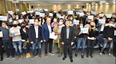 Ferraresi entregó viviendas Procrear II y firmó Créditos Casa Propia para la construcción de viviendas junto a intendentes de Córdoba