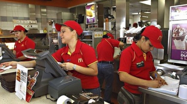 Los trabajadores de los servicios de "comida rápida" recibirán un aumento del 60 % anual