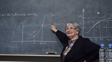 La profesora de Matemática youtuber volvió con una clase magistral a la la Facultad de Ingeniería, donde fue docente 40 años