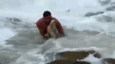 Salvó a un caniche tirándose al mar: “Los perritos no hablan, pero van a hablar en el cielo y sé que me lo va a agradecer”