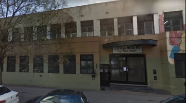 Estudiantes de la Escuela Media N°8 de La Plata cortaron la calle 48 entre 9 y 10 para reclamar por la falta de calefacción 