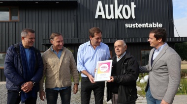 Garro recorrió la fábrica Aukot en Melchor Romero y destacó "su compromiso con el cuidado del planeta"