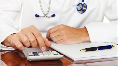 El Colegio de Médicos habilitó a cobrar un plus o "copago" por encima de las obras sociales y empezó otra pulseada con IOMA