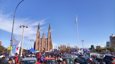 Productores del Cordón Florifrutihortícola de La Plata protestaron frente al Palacio Municipal y no descartan un paro