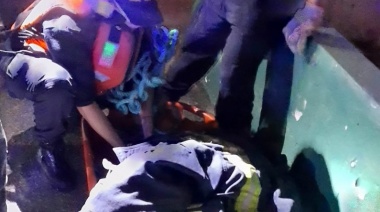 Efectivos de la Prefectura Naval Argentina le salvaron la vida a una persona que se había caído en el Canal Río Santiago de Ensenada
