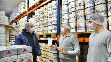Garro visitó la fábrica de helados Shelattino, que lleva 35 años produciendo en La Plata