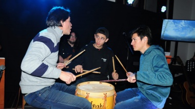 El Concejo Deliberante de La Plata realizó un taller de música con chicos hipoacúsicos y homenajeó a Nito Mestre