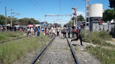 Una formación del Roca atropelló a dos nenes en Florencio Varela: uno sobrevivió, el maquinista fue golpeado y apedrearon los vagones