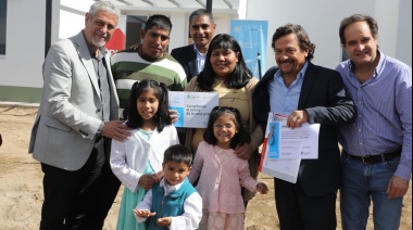 Ferraresi encabezó en Salta la entrega de viviendas construidas a través del Programa Federal Casa Propia