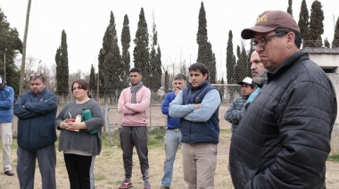El intendente de Leandro N Alem, Carlos Ferraris, entregó boyeros solares a pequeños productores 
