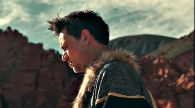 Con aires de melancolía y tono reflexivo, Chano Charpentier le pide al sol en su nuevo tema "que no se apaguen las velas"