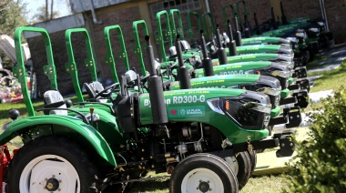 El Municipio de La Plata incorporó una decena de tractores para la puesta en marcha de obras en las delegaciones