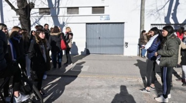 Acusaron a un alumno de La Plata de abusar sexualmente de un compañero de su escuela y lo enviaron a cursar desde su casa