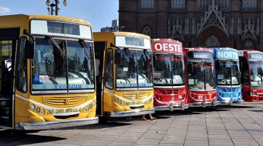 Pese a la reducción de frecuencias en el transporte público, en el gobierno dicen que "los pasajeros viajan de manera normal en horas picos"