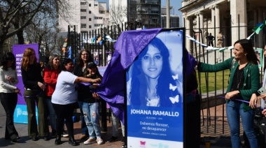 La imagen de Johana Ramallo fue instalada en la entrada de los Tribunales Federales de la ciudad de La Plata
