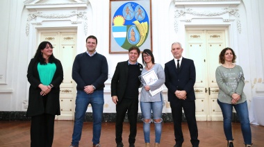 Kicillof y Alak entregaron escrituras en Nueve de Julio y anunciaron que ya entregaron 75 mil en toda la Provincia