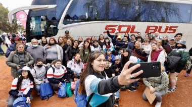 Kicillof despidió en Escobar a 226 alumnos que viajaban a la costa atlántica en el marco del programa "Viaje de Fin de Curso"