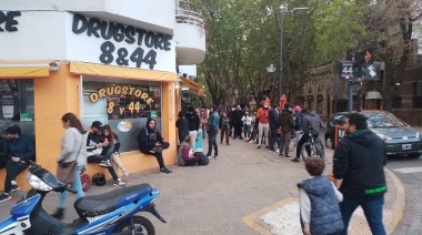 Tras el acuerdo entre los kiosqueros y Panini, varios vecinos de La Plata salieron masivamente a comprar las figuritas del Mundial