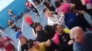 Video: un partido de futsal femenino terminó en una batalla campal