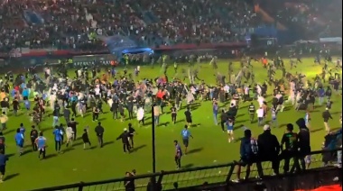 En Indonesia murieron al menos 127 personas en una batalla campal tras un partido de fútbol: mirá los videos