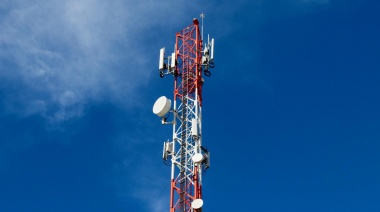 Colocaron antenas cerca de los parques Castelli y Alberti de La Plata y piden conocer el estudio de impacto ambiental