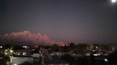 Se encuentra activo un foco de incendio frente a la costa de la localidad bonaerense de San Nicolás