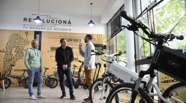 Garro recorrió la fábrica platense que creó la primera bicicleta eléctrica de Sudamérica