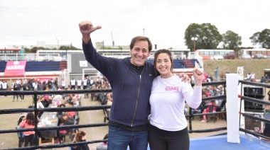 Junto a más de mil madres, Garro y Julieta Quintero realizaron un homenaje a mujeres líderes barriales