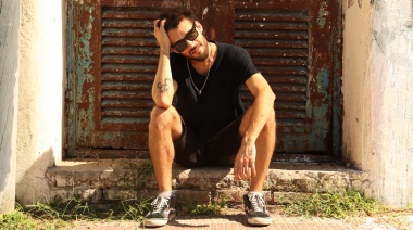 Ticky, el tecladista de Cruzando el charco, estrenó single y anunció su show en La Plata