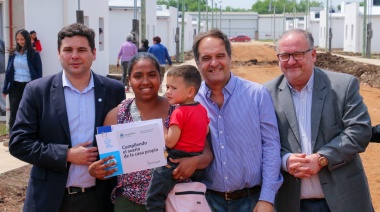 Video: Maggiotti y el intendente de San José Gustavo Bastian inauguraron 64 viviendas en la localidad