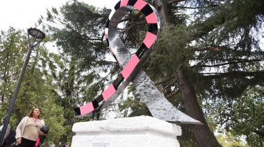 En el Día de Lucha contra el Cáncer de Mama inauguraron un monumento al lazo rosa en La Plata
