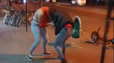 Dos mujeres se agarraron de los pelos y se golpearon duramente por una discusión en la cola de la verdulería