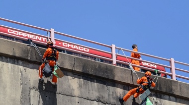 Diez activistas se colgaron del puente que une Chaco y Corrientes para protestar contra los desmontes