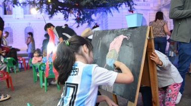 Fotos con Papá Noel, música en vivo y el arbolito iluminado: ya se palpita la Navidad en el Palacio Municipal