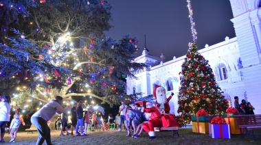 En la antesala de la Navidad, colocaron buzones en el Palacio Municipal de La Plata para que los más chicos le dejen sus cartas a Papá Noel