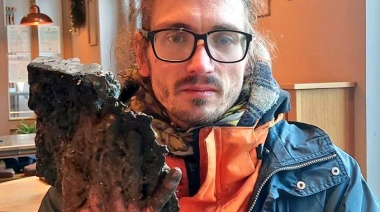 Activistas pegaron sus manos al asfalto durante una protesta ambientalista