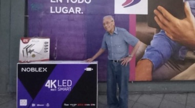 Fue a mirar el partido de Argentina y Croacia frente a un local de electrodomésticos, se viralizó la imagen y Frávega le regaló un televisor